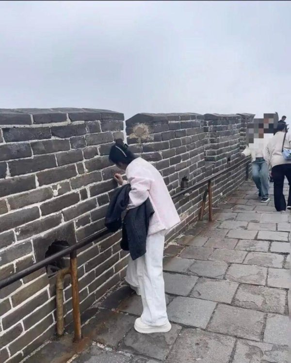 米涂配资 女子在八达岭长城刻字被劝阻后仍我行我素，警方回应